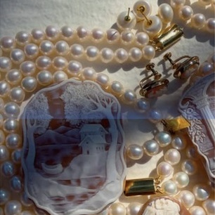 Atelier Kazan - Handcrafted freshwater pearl necklace with carved cameo